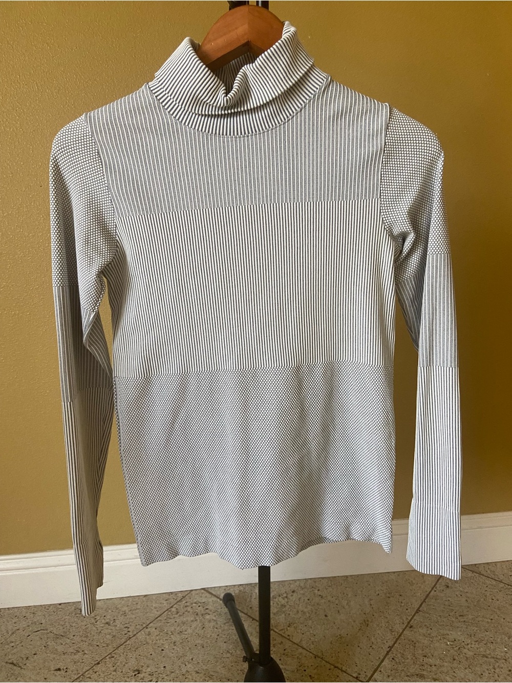 Athleta White & Light Gray Striped ribbed Turtleneck long sleeve Sweater sz S